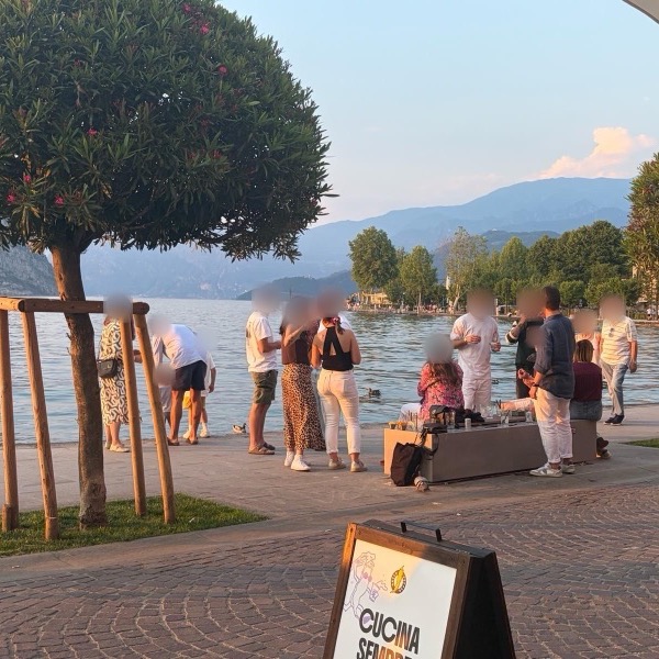 Amici sul lungolago di Iseo al tramonto