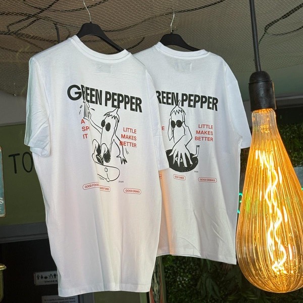 Le magliette Green Pepper appese nel locale